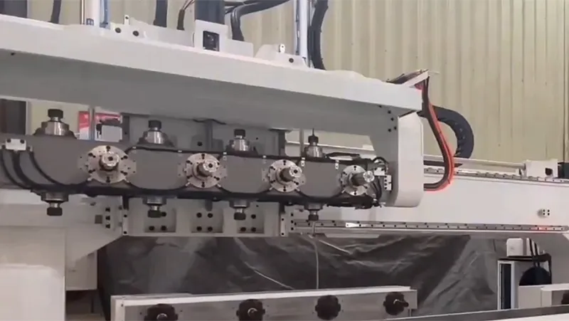 مركز تشغيل CNC متطور ذو خمسة محاور وأربعة رؤوس