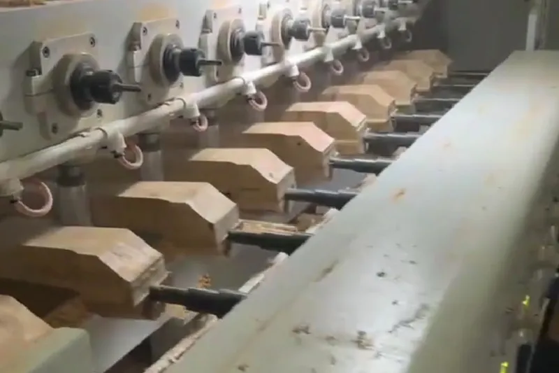 مركز تشغيل CNC متطور ذو خمسة محاور وثمانية رؤوس