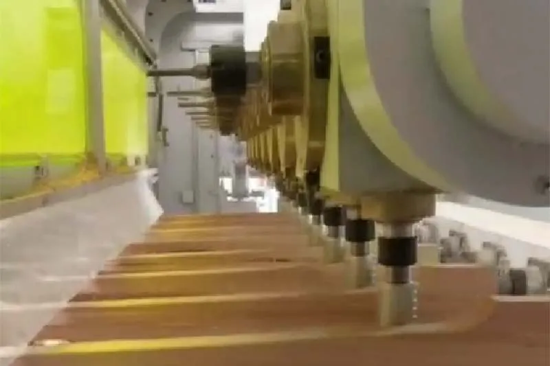 مركز تشغيل CNC متطور ذو خمسة محاور وثمانية رؤوس