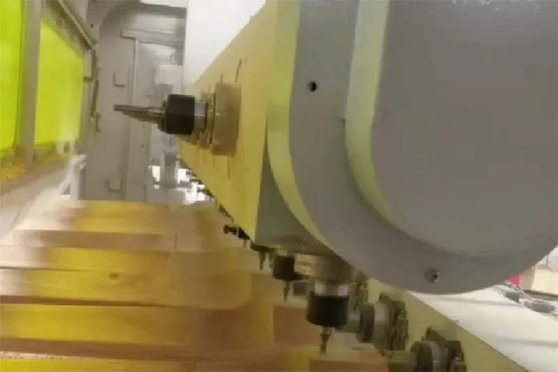 مركز تشغيل CNC متطور ذو خمسة محاور وثمانية رؤوس