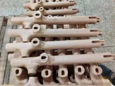 مركز تشغيل CNC متطور ذو خمسة محاور وثمانية رؤوس